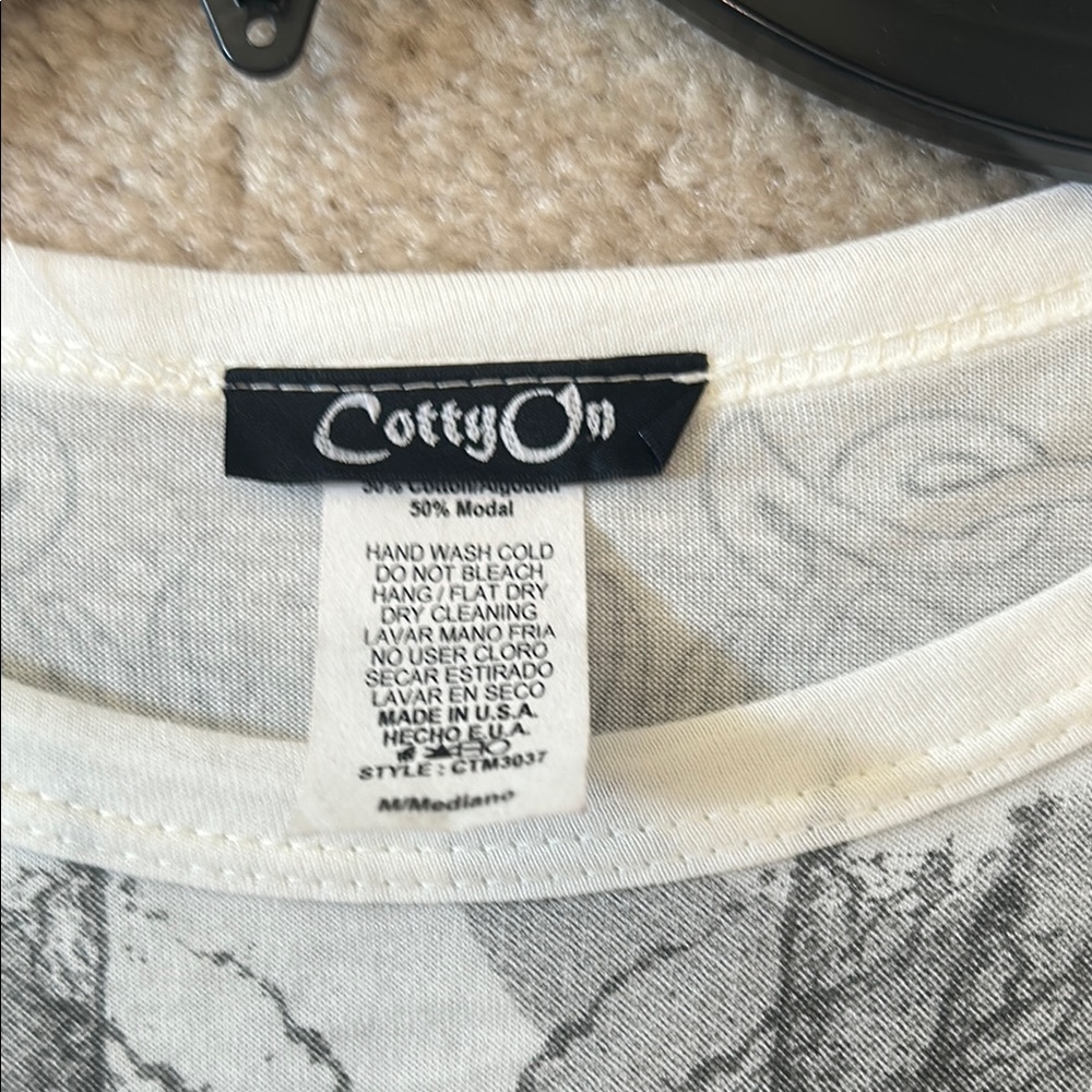 Black and White Fleur-de-Lis Long Sleeve Tee. Brand name says Cottyon - Picture 3 of 4